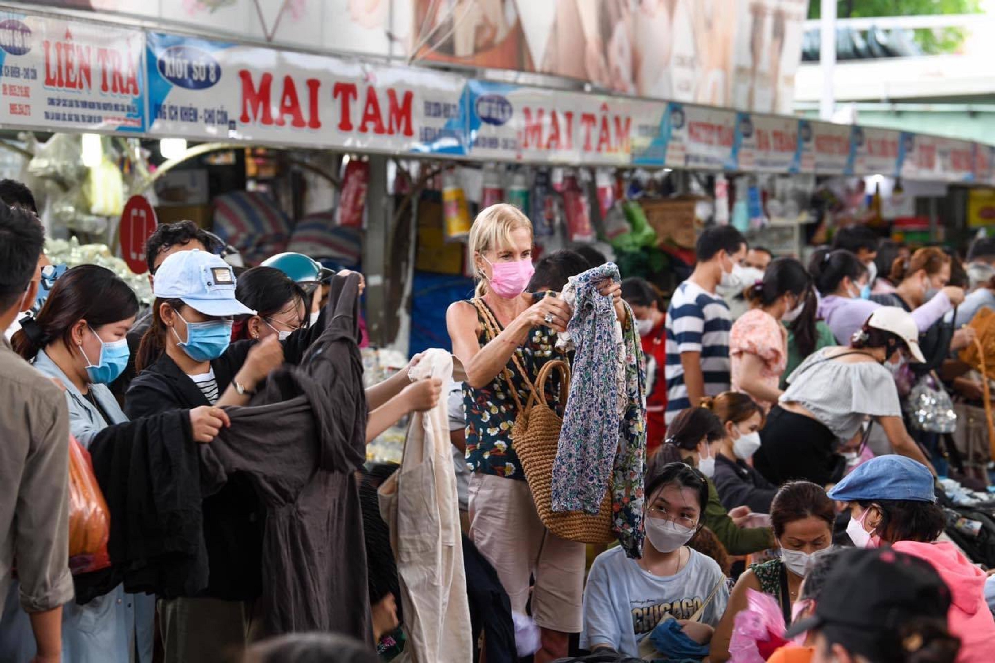 Độc đáo chợ la làng ở kinh đô thời trang ‘Cồn plaza’